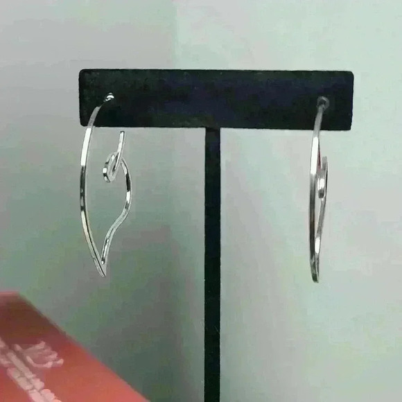 Silver tone twisted earrings - Picture 8 of 9